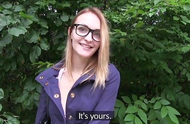 Fake modeling agent makes a naked girl spread beautiful legs in the car
