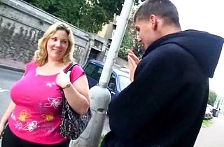 Boy talks a big naked girl to comes with him and be scored in bed