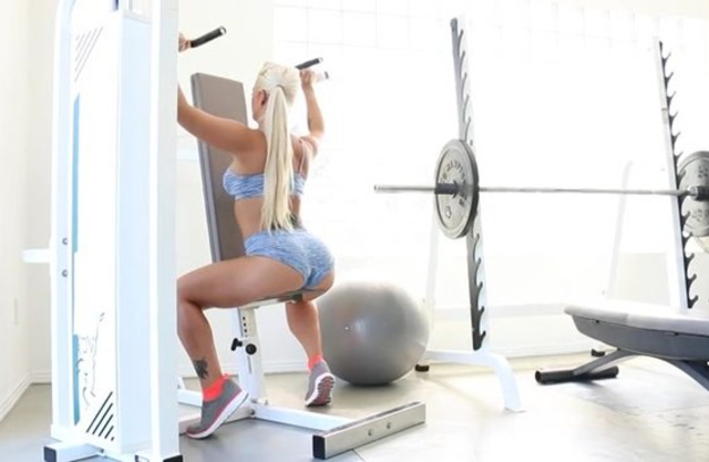 Guy licks snatch and bangs beautiful mouth of a naked girl in the gym