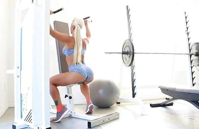 Guy licks snatch and bangs beautiful mouth of a naked girl in the gym