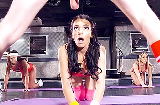 Man manages to make it with a beautiful naked girl in the fitness room