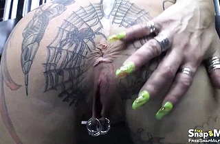 Inked naked girl with beautiful pierced nipples and pussy lips gets it on