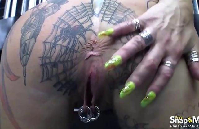 Inked naked girl with beautiful pierced nipples and pussy lips gets it on