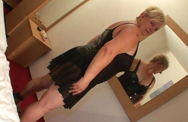 Blonde fellatrix masturbates vagina after making naked partner cum