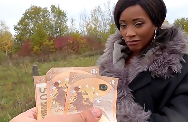 Cameraguy sees the black girl and gives money to fuck naked vagina