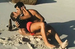 Guy and his nice girlfriend come to the beach to enjoy naked sex
