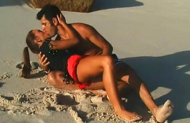 Guy and his nice girlfriend come to the beach to enjoy naked sex