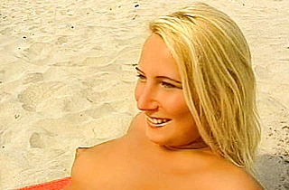 Amateur porn video of cameraguy fucking the naked blonde on the beach