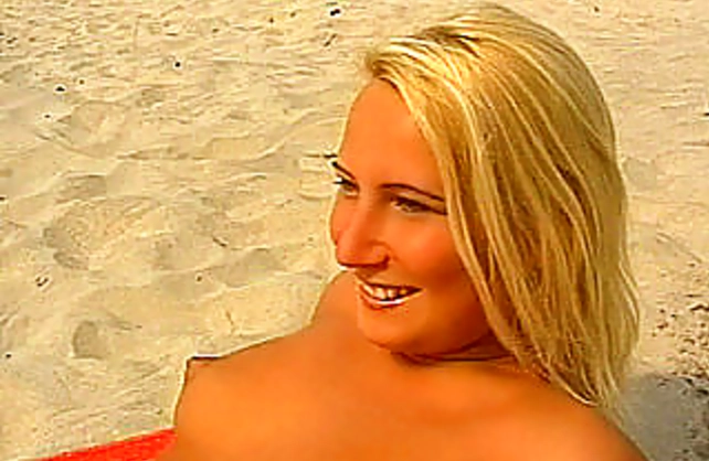 Amateur porn video of cameraguy fucking the naked blonde on the beach