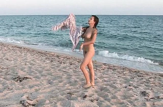 Girl comes to the beach with the purpose of showing naked body