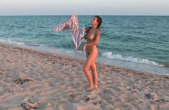 Girl comes to the beach with the purpose of showing naked body