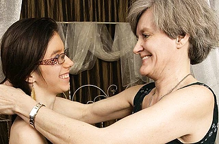 Bespectacled erotic love licks naked snatch and gets cunnilingus back