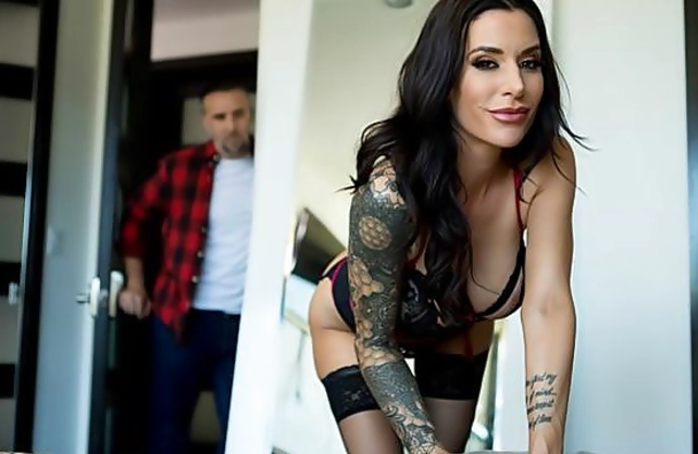Hardcore sex leads to a facial for the spectacular naked bombshell