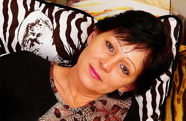 Hairy naked MILF knows what secret spots to stimulate to get off