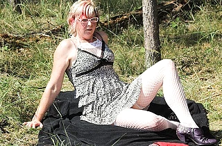 Adventurous mature hottie went outdoors to finger herself naked