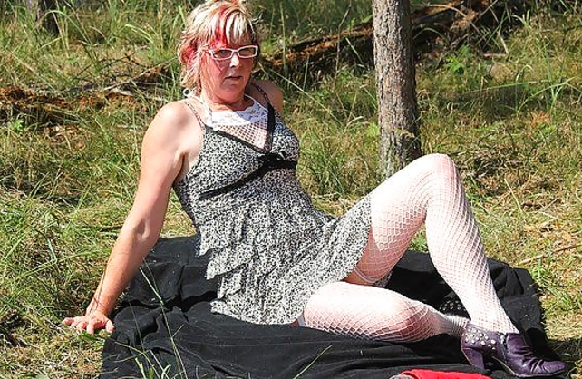 Adventurous mature hottie went outdoors to finger herself naked