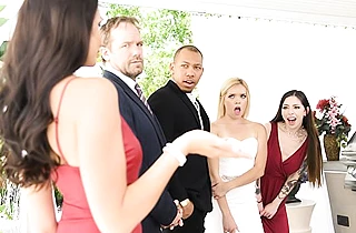 Having sex right before the wedding made the hot naked babe cum