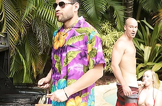 Boyfriend didn't see what his slutty naked babe was doing in the pool