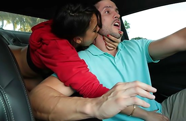 Beautiful naked girl doesn't mind having sex with stranger in his car