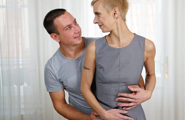 Old landlady in stockings gives a discount in exchange for naked fuck