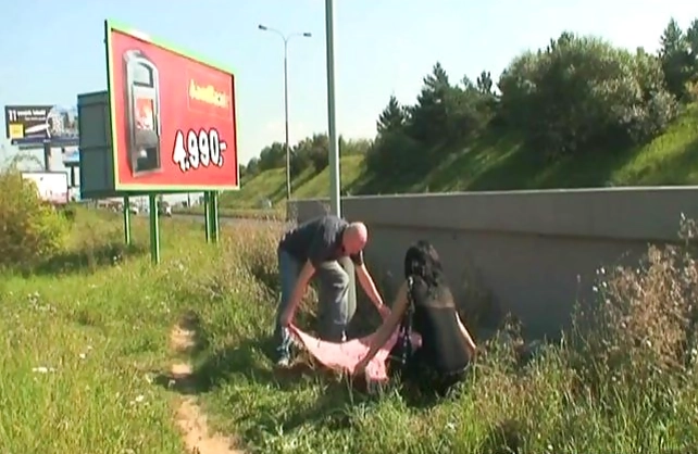 Mature guy coaxes beautiful naked girl to have oral sex by highway