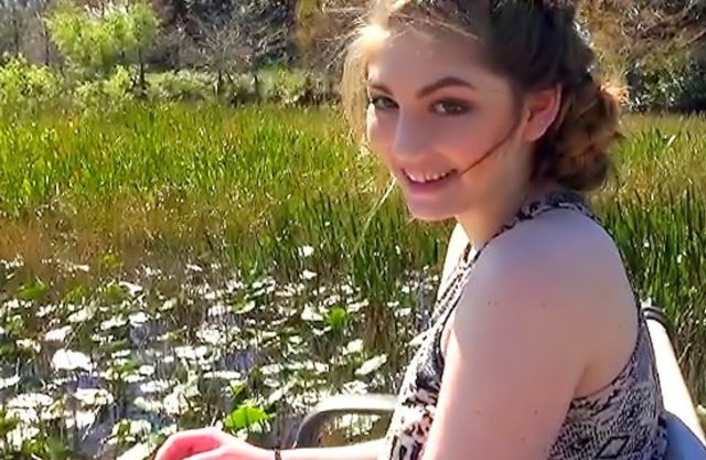 Nobody is around so guy fucks beautiful naked girl after giving money
