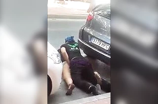 Voyeur films guy in bandana fucking sexy naked girl between cars