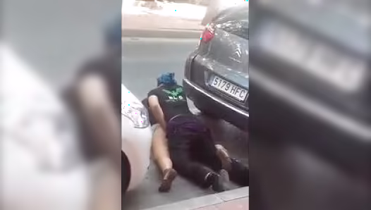 Voyeur films guy in bandana fucking sexy naked girl between cars