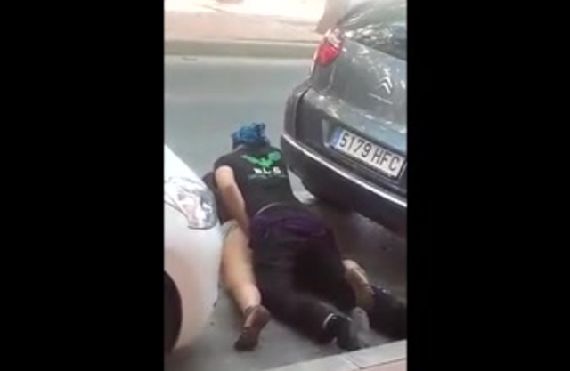 Voyeur films guy in bandana fucking sexy naked girl between cars
