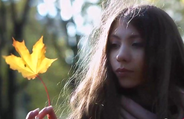 Autumn is a beautiful time for a naked girl to masturbate after walking