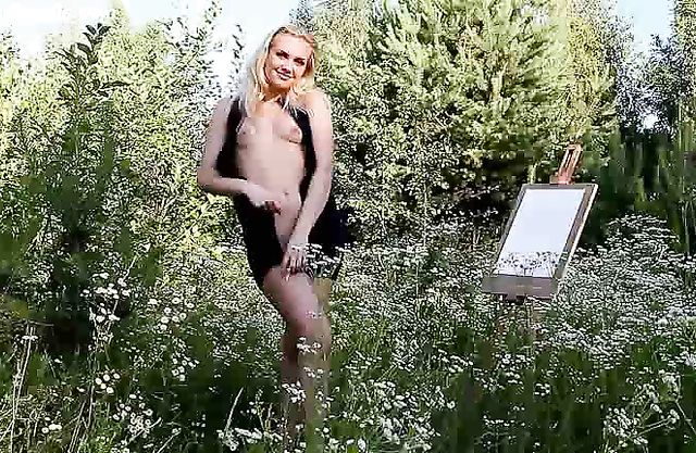 Skinny naked girl with a tight ass poses in front of her drawing easel outdoors