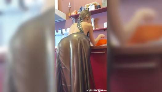 Kitchen bending beauty shows off naked curves while cooking