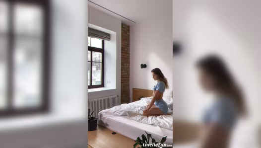 Natural babe Amelie Lou naked showing her gorgeous body