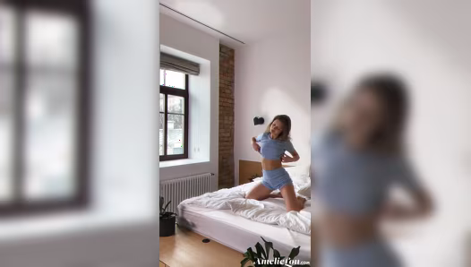Natural babe Amelie Lou naked showing her gorgeous body