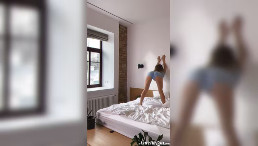 Natural babe Amelie Lou naked showing her gorgeous body
