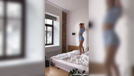 Natural babe Amelie Lou naked showing her gorgeous body