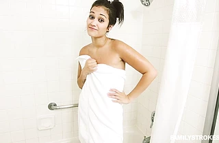 Nude hottie finally puts her mouth on dick after being seduced right