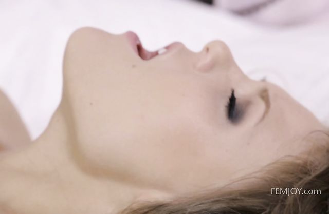 Bedroom romance in solo for a busty nude hottie with amazing curves