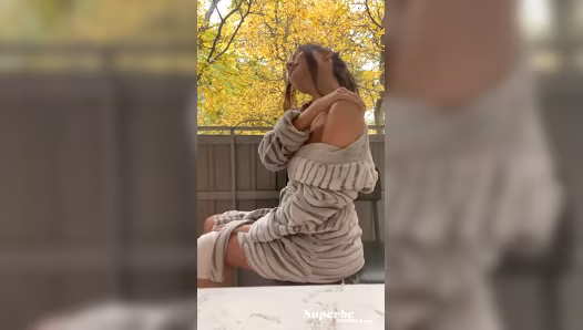 Balcony moment with a naked beauty