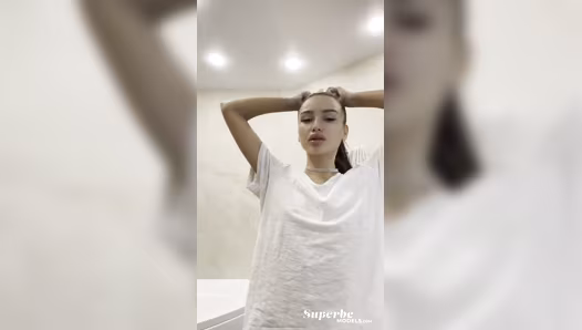 Stunning naked babe stuns with her athletic body