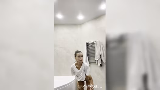 Stunning naked babe stuns with her athletic body