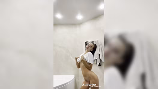 Stunning naked babe stuns with her athletic body
