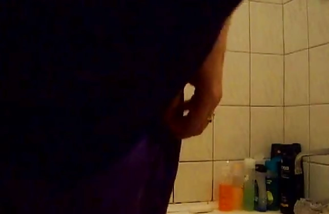 Mature bitch loves to masturbate when she is alone in the shower