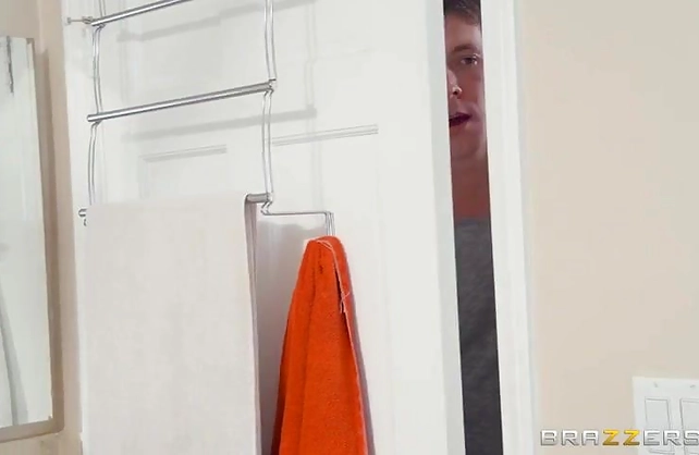 Perfect shower room porn play with a naked ebony mom with nice ass