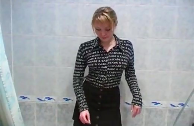 Naked blonde plays with the shower over the pussy in a kinky cam play